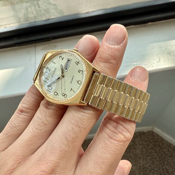 Vintage Pulsar V533-8A70 Gold Tone Quartz Men’s Watch Day Date Stretch Band 34mm - Picture 5 of 7